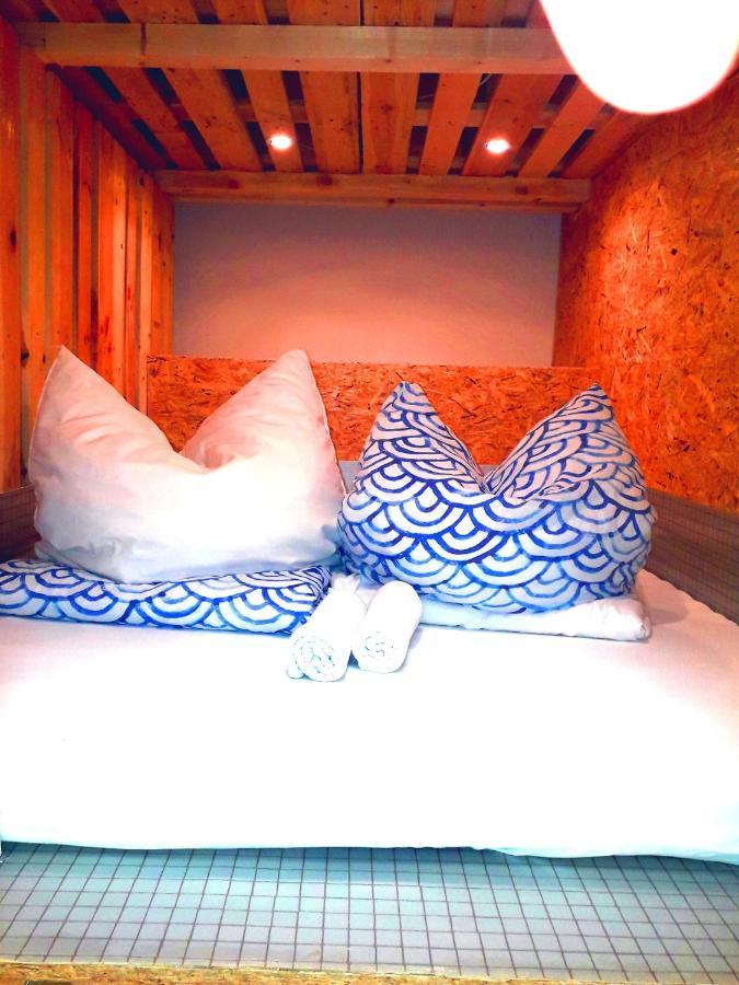 Hotel Fox Box I Capsule